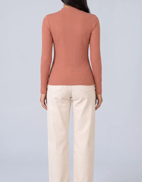 Blusa Canelada Gola Alta, cor Telha, vista de costas